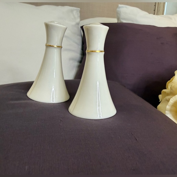 Lenox vintage salt and pepper shakers with cream ceramic and gold accents - Picture 2 of 3